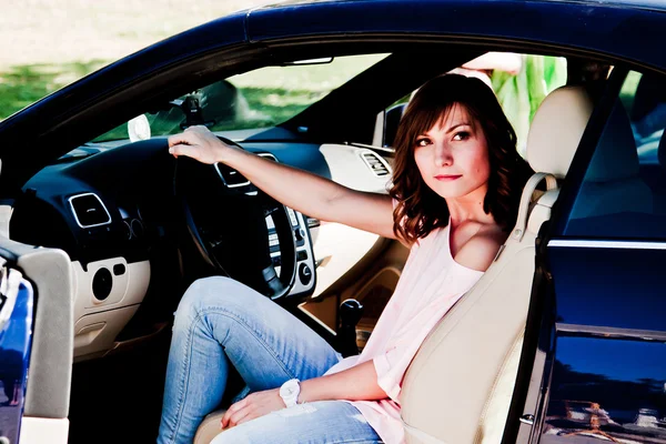 Wanita di dalam mobil — Stok Foto