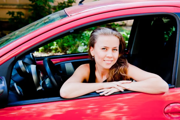 Frau im Auto — Stockfoto