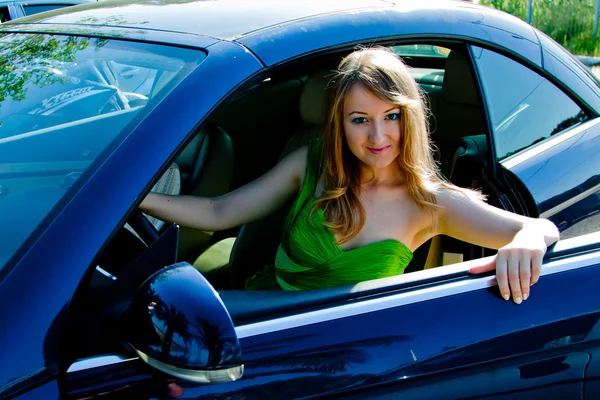 Mujer en el coche —  Fotos de Stock