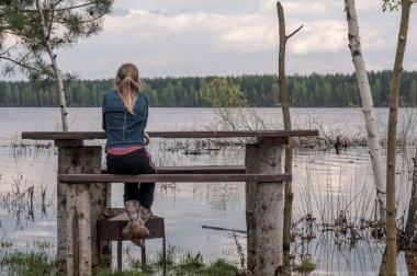Kız nehir üzerinde