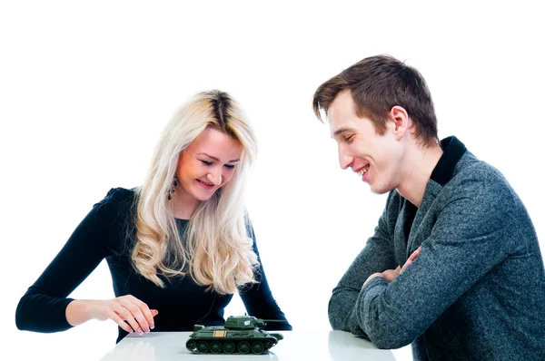 Vrouw geeft een man een speelgoed tank — Stockfoto