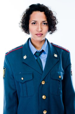 Polis üniformalı kadın.