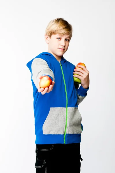 Jongen met appels — Stockfoto