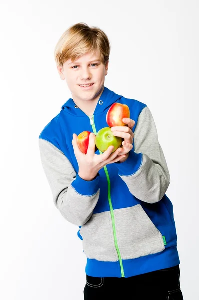 Jongen met appels — Stockfoto