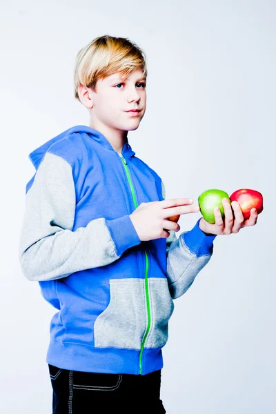 Chlapec s jablky — Stock fotografie