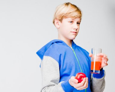 bir elma ve suyu çocuk