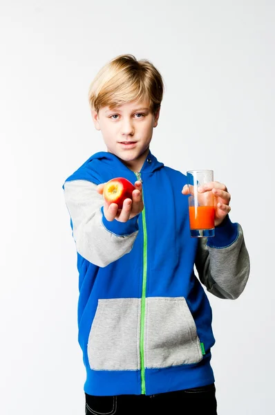Chlapec s apple a šťáva — Stock fotografie