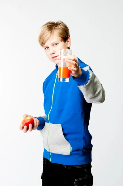 Menino com uma maçã e suco — Fotografia de Stock