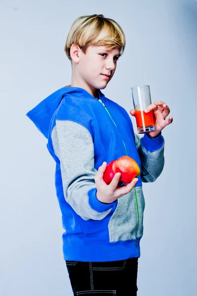 Chlapec s apple a šťáva — Stock fotografie