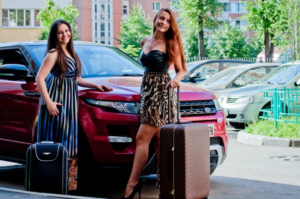 Twee vrouwen in de buurt van de auto — Stockfoto