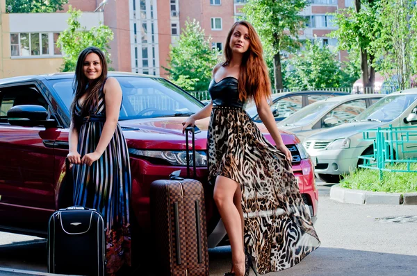 Två kvinnor nära bilen — Stockfoto