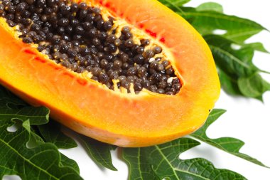 Olgun papaya ile tohum ve yeşil yaprak üzerinde beyaz bir backgr izole