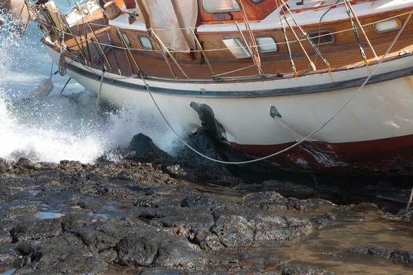 Yacht crash on the rocks after stormy weather — Stock Photo, Image