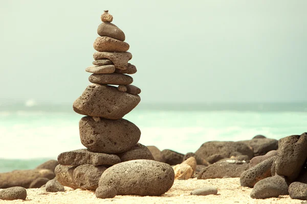 Close-up of white pebbles stack over sea — Stock Photo, Image