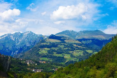 tipik İtalyan dağ manzarası