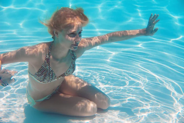 Mädchen unter Wasser — Stockfoto