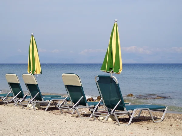 Sonnenliegen und Sonnenschirme — Stockfoto