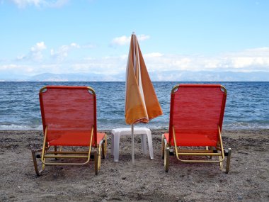 şezlong ve şemsiyeler