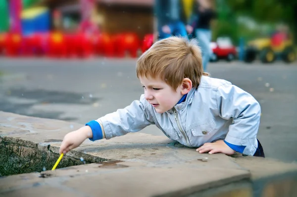 Little boy play outdoors — Stock Photo, Image