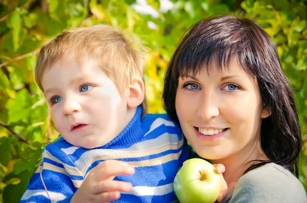 Portrait of a beautiful young mother and her little son on the n — Stock Photo, Image