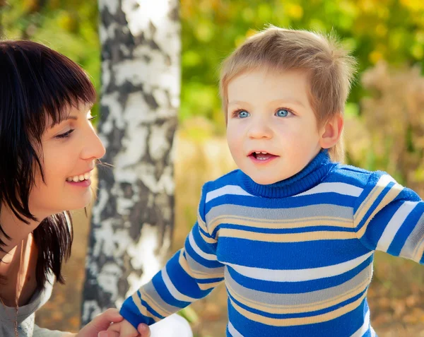 Une jeune mère avec son fils joue — Photo