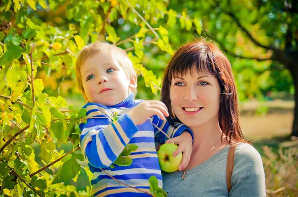 Bir çocuk ile genç bir anne — Stok fotoğraf