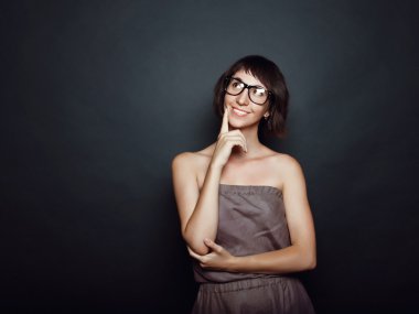 siyah bir arka plan üzerinde düşünme başarılı genç kız