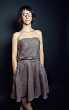 siyah zemin üzerinde başarılı genç kız