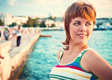 Sahilde gülümseyen genç güzel kız portresi