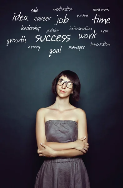 Ung framgångsrik kvinna tänkande — Stockfoto