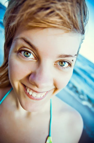 Denizi güzel genç gülümseyen kız — Stok fotoğraf