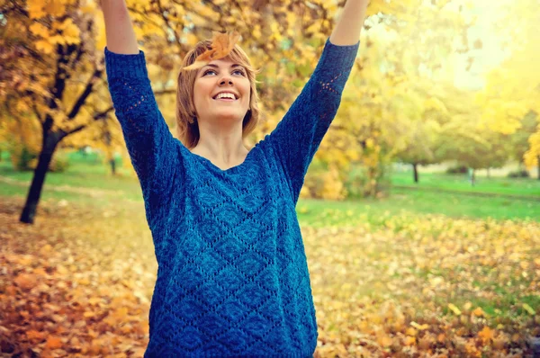 一个年轻的女孩，在秋季就自然开心 — 图库照片