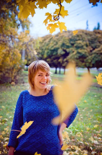 Herfst portret van een mooie jonge meisje op aard — Stockfoto