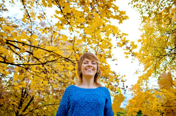 Herfst portret van een mooie jonge meisje op aard — Stockfoto