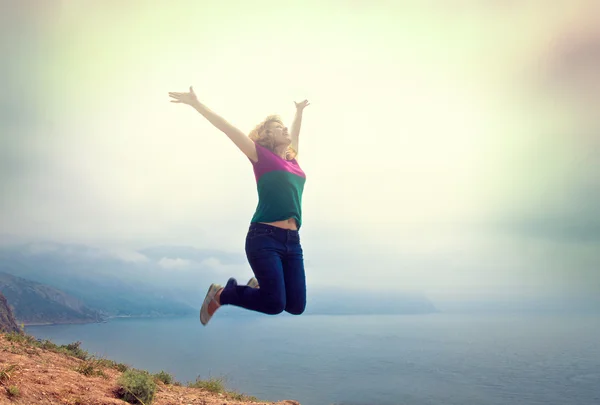Молодая счастливая девушка прыгает — стоковое фото