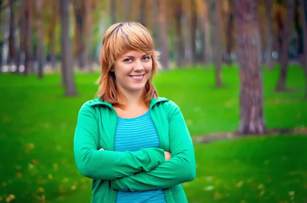 Красивый портрет молодой улыбающейся девушки в парке — стоковое фото