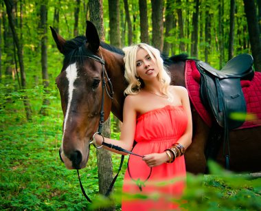 bir binicinin dizginleri tutan genç çekici kız