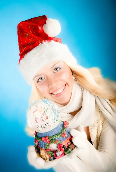 Menina atraente e uma bola de Natal mágico — Fotografia de Stock