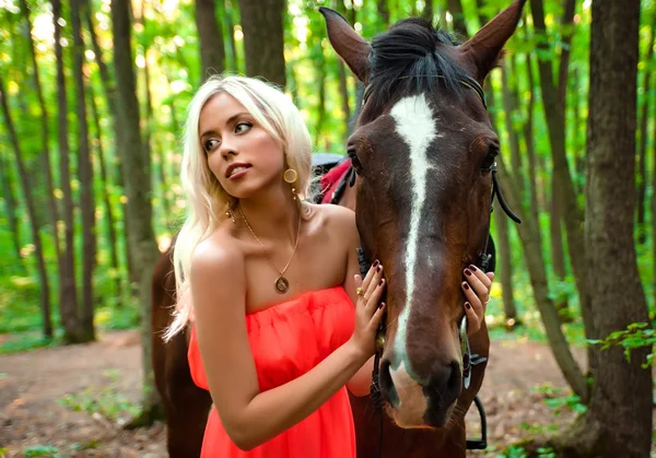 Jovem menina atraente com um cavalo — Fotografia de Stock