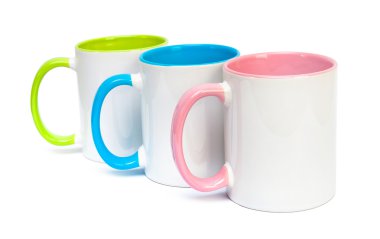 Üç renkli seramik bardak izole