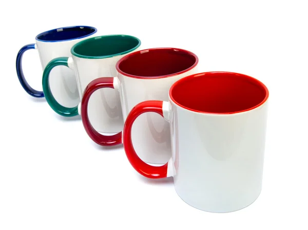 Mehrere farbige Keramiktassen isoliert — Stockfoto