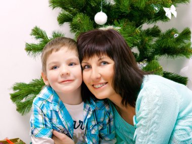 genç anne ile oğlu Noel ağacının yakınında