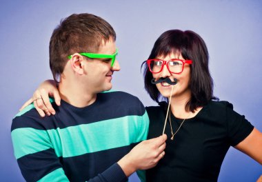 genç erkek ve kadın stüdyoda eğleniyor