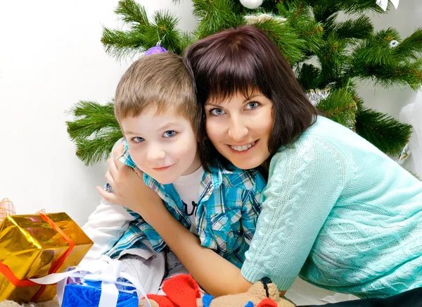 母と息子は、クリスマス ツリーのクローズ アップの下で — ストック写真
