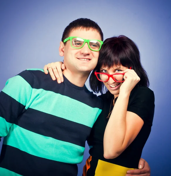 Joven hombre y mujer divirtiéndose en el estudio — Foto de Stock