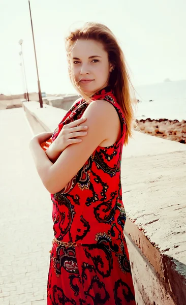 Молодая красивая девушка идет вдоль набережной — стоковое фото