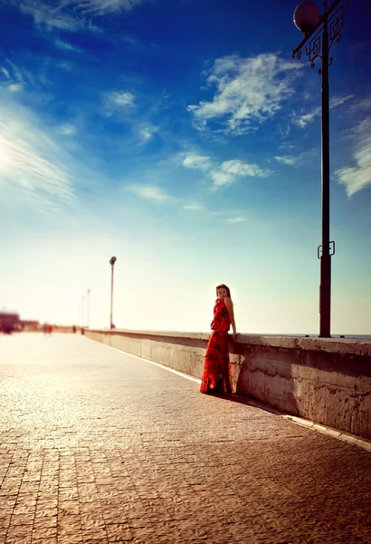 Jovem menina bonita caminha ao longo do passeio — Fotografia de Stock