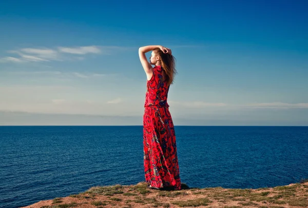 Молодая красивая женщина позирует на морском фоне — стоковое фото