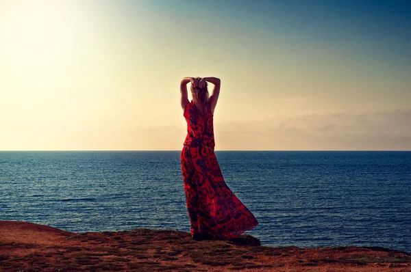 Giovane bella donna in posa sul fondo del mare — Foto Stock