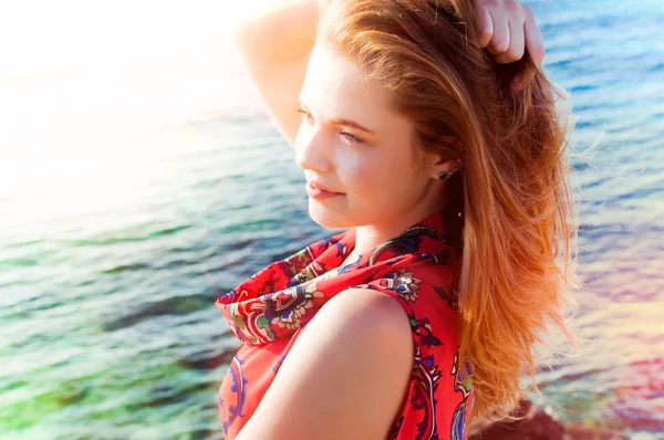 Молодая красивая девушка, наслаждающаяся морем в солнечный яркий день — стоковое фото